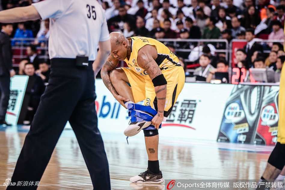 京城德比不朽魂,马布里五棵松摘护具搏命一击 终场哨响后,马布里走向球员通道,他高高举起双手向看台上久久不愿离去的球迷鼓掌致意,身后的巨大比分无法掩盖这位城市英雄脸上的从容。