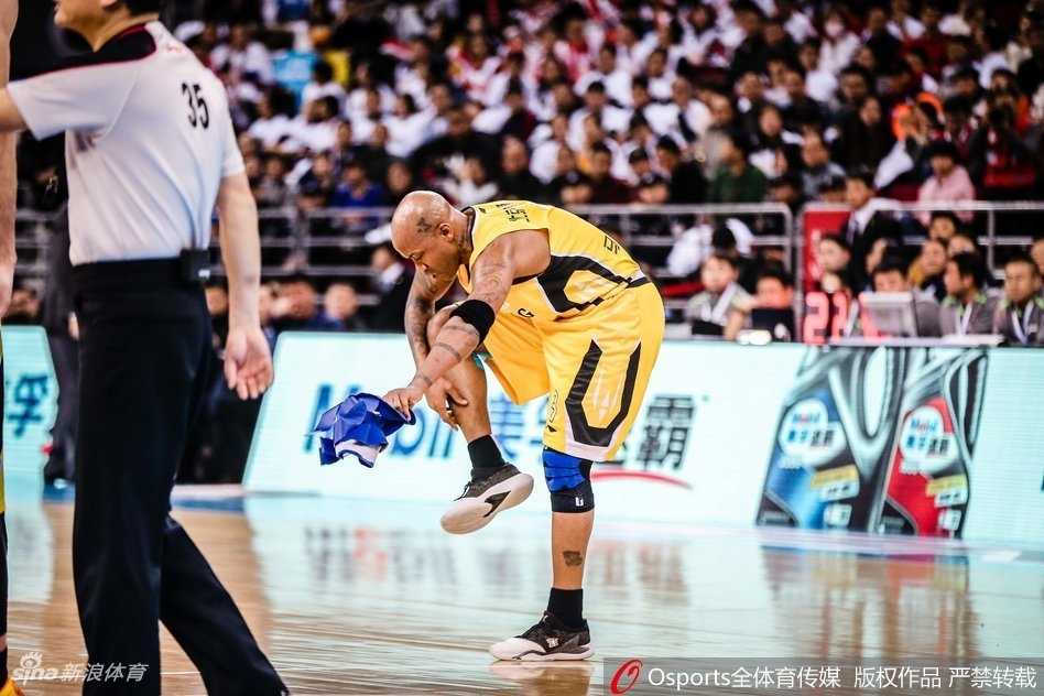 京城德比不朽魂,马布里五棵松摘护具搏命一击 马布里神情落寞地走向场边,身后的五棵松体育馆灯光璀璨,全场球迷起立送别,画面定格在这一刻,英雄的背影与这座他曾征服的球馆融为一体。