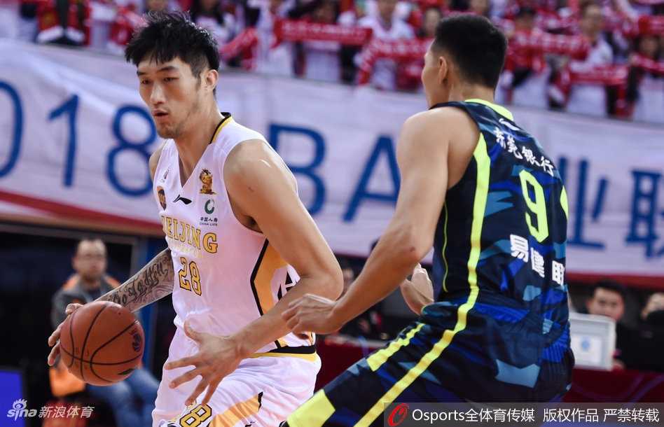 京城德比引爆冷门,北控力克广东创队史新篇章 约旦悍将阿巴斯迎着防守强起上篮,肌肉碰撞间尽显篮下霸主本色