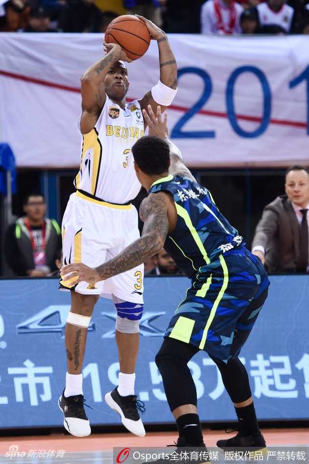 京城德比引爆冷门,北控力克广东创队史新篇章 北控队魂马布里在广东队严密防守下强行突破,眼神中充满坚定与杀气