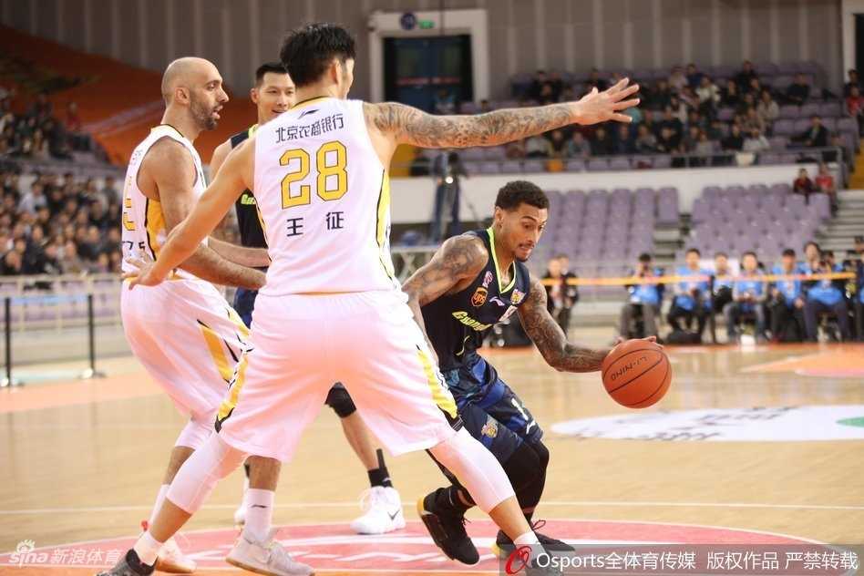 京城德比引爆冷门,北控力克广东创队史新篇章 亚洲外援阿巴斯面对广东三人合围高高跃起,上演惊天一抢七