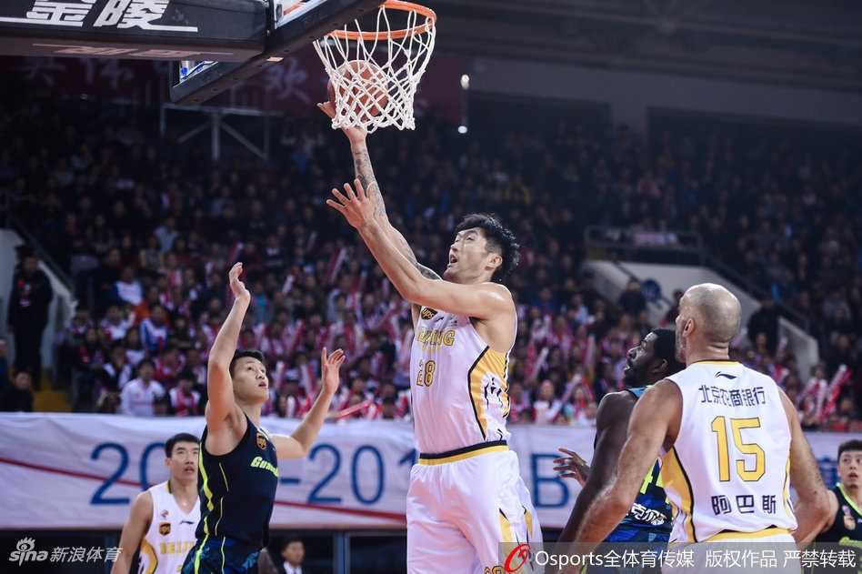 京城德比引爆冷门,北控力克广东创队史新篇章 老将马布里在激烈拼抢中倒地,却依然死死护住篮球,斗志燃烧