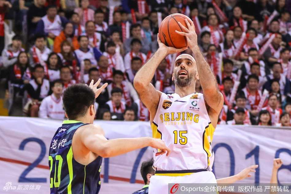 京城德比引爆冷门,北控力克广东创队史新篇章 北控本土新星许梦君手起刀落三分命中,场边的球迷瞬间沸腾欢呼