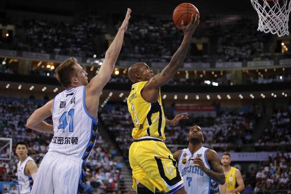 终场比分定格在108比105，大屏幕上猩红的数字记录着这场惨烈德比的结局，北京队球员们围在一起，忘情庆祝这来之不易的胜利。