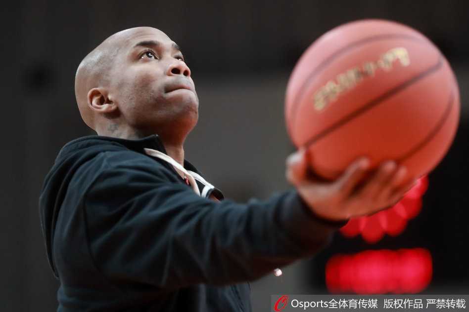 京城德比温情一幕:马布里与张庆鹏赛场重逢,英雄相惜话当年 面对镜头,马布里与张庆鹏这两位CBA的老将紧紧拥抱,脸上洋溢着故人重逢的喜悦,仿佛时间在这一刻定格,往昔的并肩情谊与赛场上的惺惺相惜都化作了这个有力的握手。