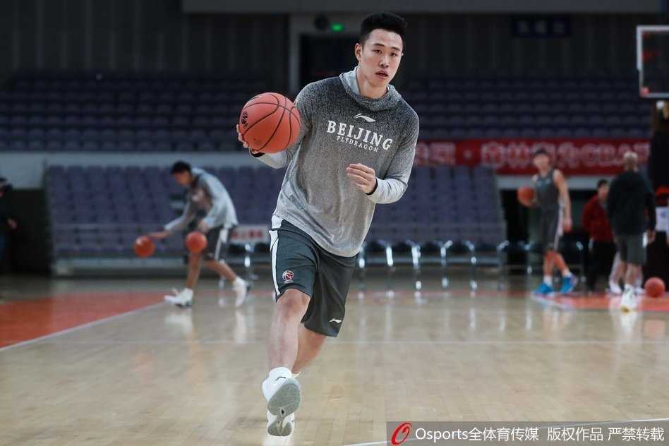 京城德比温情一幕:马布里与张庆鹏赛场重逢,英雄相惜话当年 在山东队球员通道口,张庆鹏低头沉思,似乎在酝酿比赛的情绪。虽然已经是一名老将,但他标志性的拼搏精神从未改变,每一次登场他都会倾尽所有。