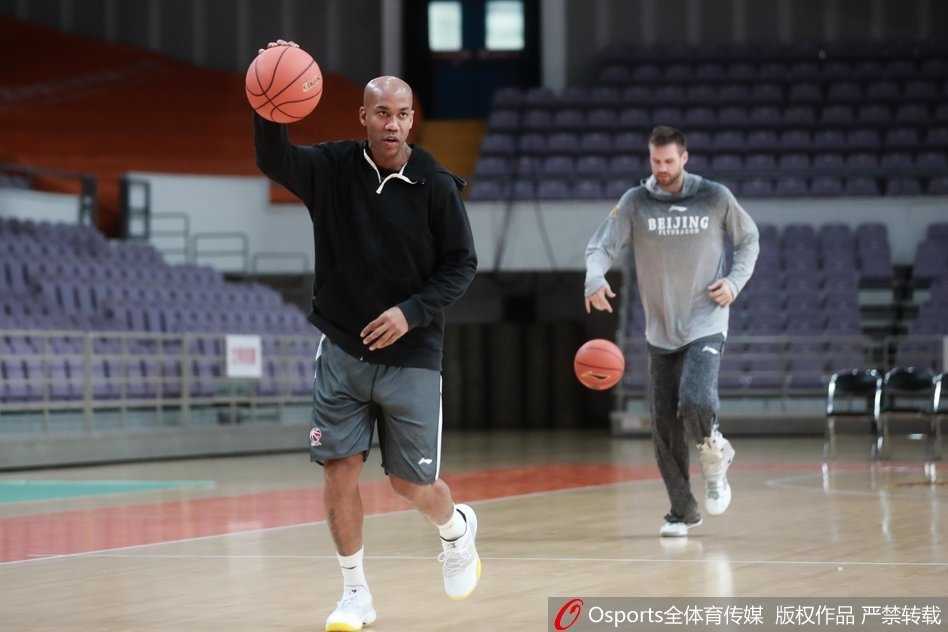 京城德比温情一幕:马布里与张庆鹏赛场重逢,英雄相惜话当年 马布里在比赛中运球突破,他目光如炬,依旧是最犀利的“独狼”。虽然年届四十,但他的手感和节奏依旧顶级,每一次触球都能引来球迷山呼海啸般的欢呼。