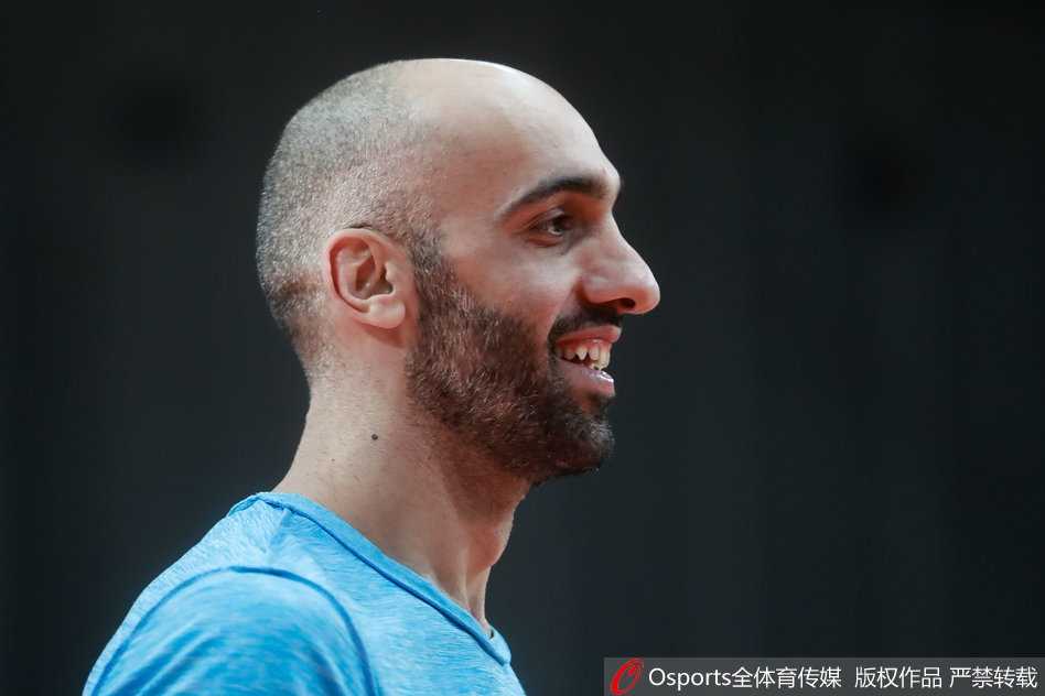 京城德比温情一幕:马布里与张庆鹏赛场重逢,英雄相惜话当年 终场哨响,比赛尘埃落定。马布里在场边指导年轻球员,这是他作为领袖的责任。虽然比分已定,但他对胜利的渴望和对比赛的热爱从未改变,奥体中心成为了他新的舞台。