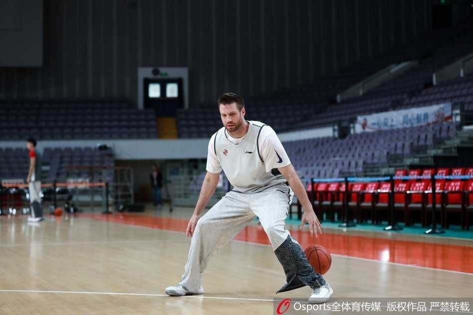 京城德比温情一幕:马布里重回故地,与首钢老队友深情相拥 马布里弯腰低头,认真地与身材高大的年轻球员张才仁碰拳致意,老将的谦逊与新秀的敬仰在这一刻定格