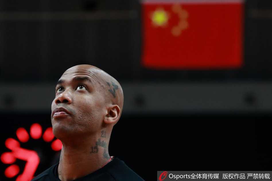 京城德比温情一幕:马布里重回故地,与首钢老队友深情相拥 翟晓川紧紧抱住马布里的训练师克里斯,两人脸上都洋溢着灿烂的笑容,如同久别重逢的老友,浓浓的兄弟情溢于言表