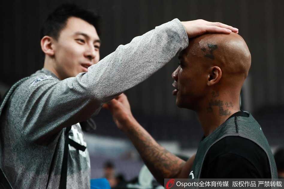 京城德比温情一幕:马布里重回故地,与首钢老队友深情相拥 在训练馆柔和的光线下,吉喆脸上挂着坏笑,伸手轻抚马布里光滑的头颅,老马则回头露出无奈又宠溺的表情,仿佛时间从未流逝