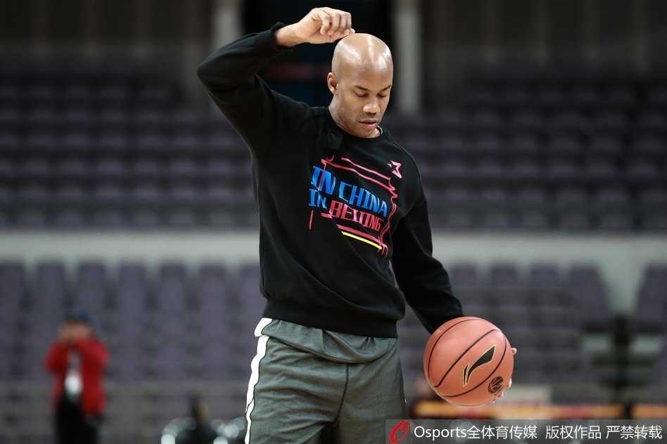 京城德比温情一幕:马布里重回故地,与首钢老队友深情相拥 马布里张开双臂,与身穿白色训练服的方硕紧紧相拥,两人眼神交汇中满含师徒情深,一旁的队友纷纷侧目,见证这温情一刻