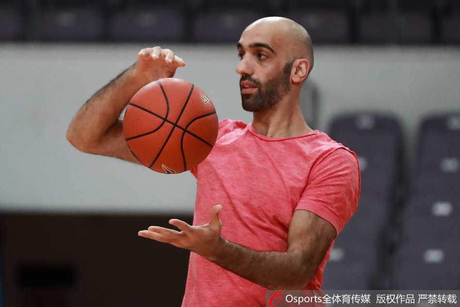 京城德比温情一幕:马布里重回故地,与首钢老队友深情相拥 马布里与朱彦西双手紧握,老马眼神坚毅中透着温柔,仿佛在叮嘱这位昔日的夺冠拼图今晚在场上要全力以赴