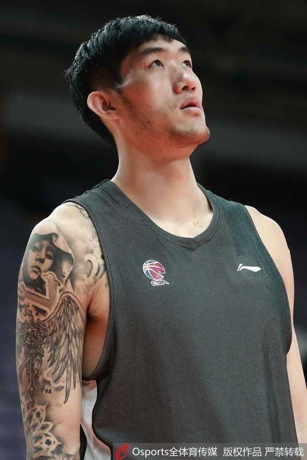 京城德比温情一幕:马布里重回故地,与首钢老队友深情相拥 训练结束后,马布里和方硕并肩走在一起,两人边走边聊,老马侧耳倾听方硕说话,背影在空旷的球馆中显得格外亲近