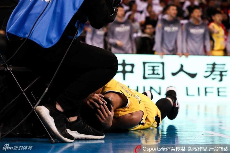 京城德比火爆一幕:贺希宁倒地遭踢头,丁伟怒冲赛场理论 突破上篮后的贺希宁重摔倒地,表情痛苦地蜷缩在底线附近,常林从他身边跨过准备发球。