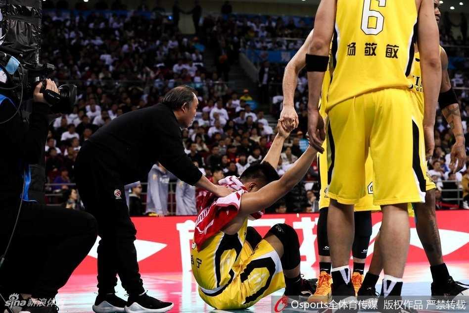 京城德比火爆一幕:贺希宁倒地遭踢头,丁伟怒冲赛场理论 在多人劝阻下,丁伟依然难掩怒色,他隔着人群依然在向裁判的方向理论,身边的助理教练紧紧拉住他以防事态扩大。