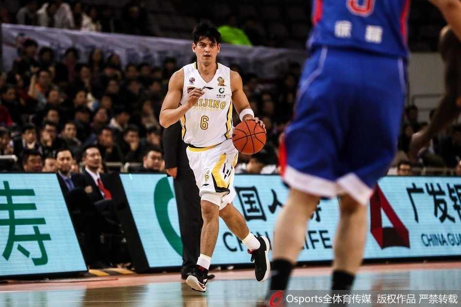 京城德比烽火起 北控三分力压津门虎 兰多夫内线强打造成犯规,肌肉碰撞间尽显篮下霸主本色