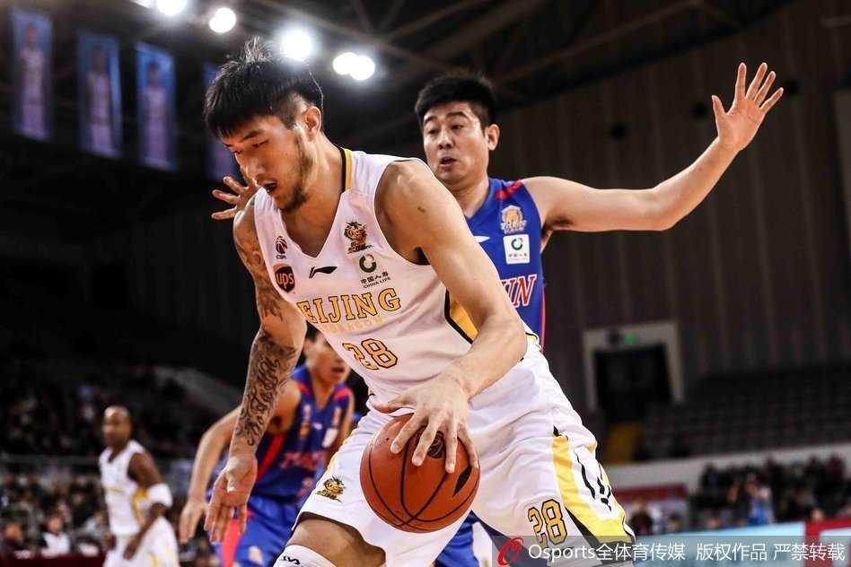 京城德比烽火起 北控三分力压津门虎 杰特面对严防强行出手,篮球划出一道高弧线飞向篮筐