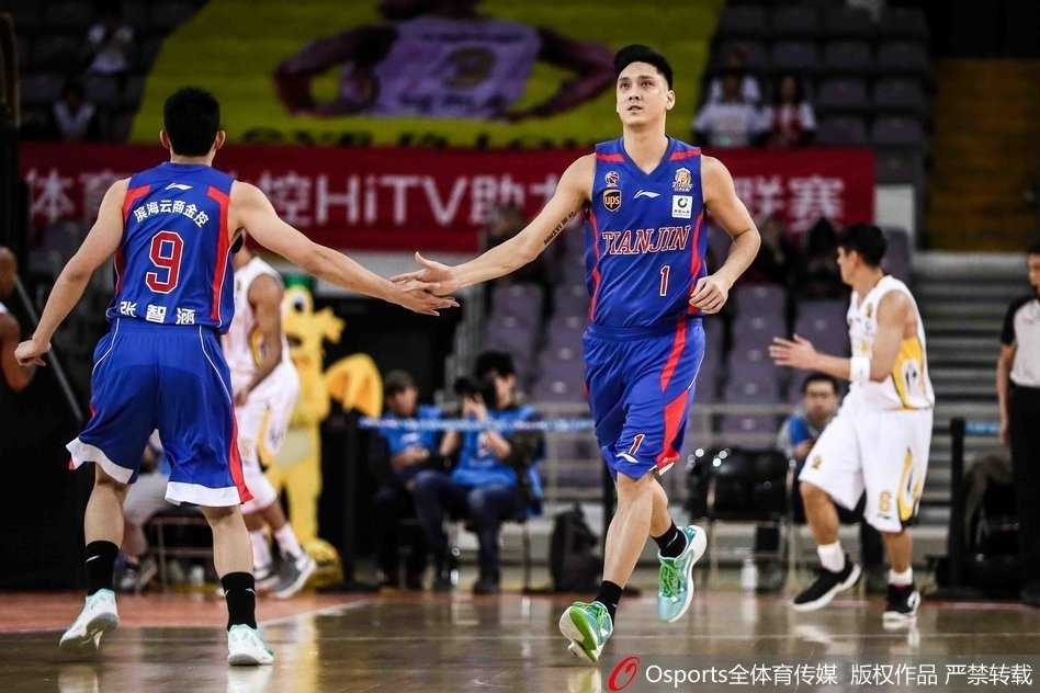 京城德比烽火起 北控三分力压津门虎 兰多夫摘下关键篮板,双手紧抱篮球如同抱住胜利的钥匙