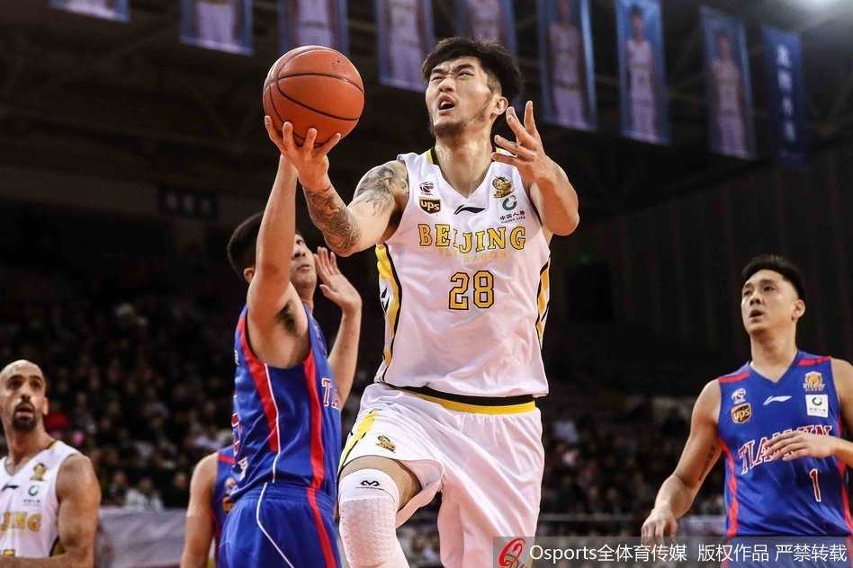 京城德比烽火起 北控三分力压津门虎 比赛结束瞬间,北控球员拥抱庆祝,喜悦之情溢于言表