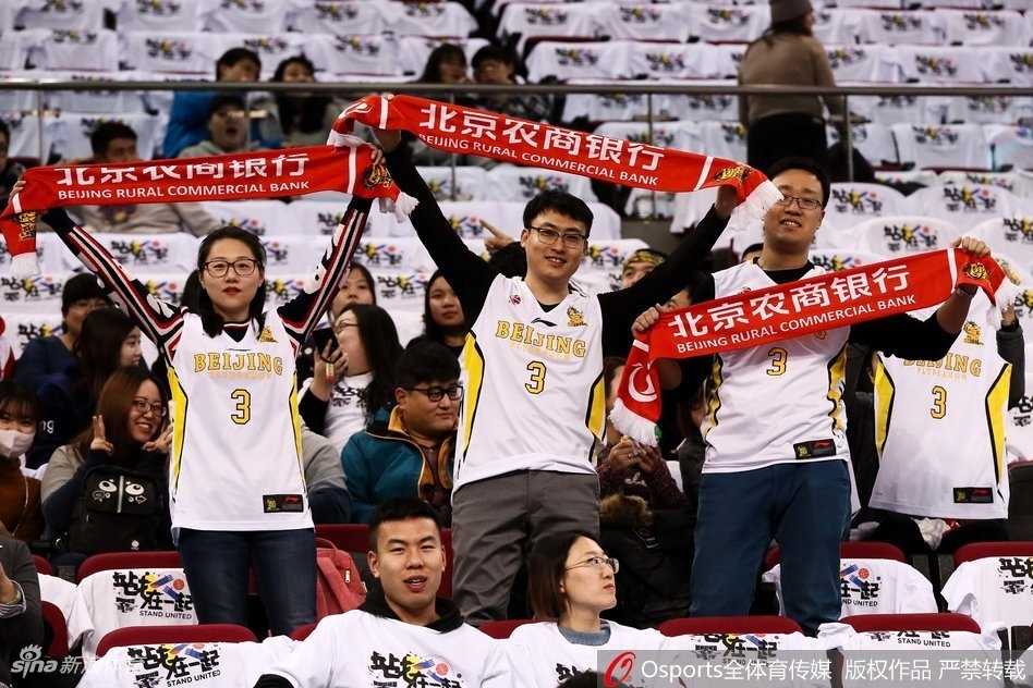 首钢队翟晓川高高跃起，与北控外援兰多夫在空中形成激烈对抗，两人手臂交缠，肌肉紧绷，完美诠释了德比之战的残酷与魅力。