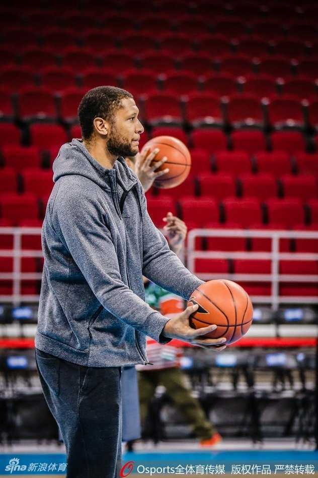 五棵松体育馆内，北京男篮赛前训练的灯光聚焦在场地中央，球员们的身影在地板上拉长，气氛严肃中带着大战前的紧张。