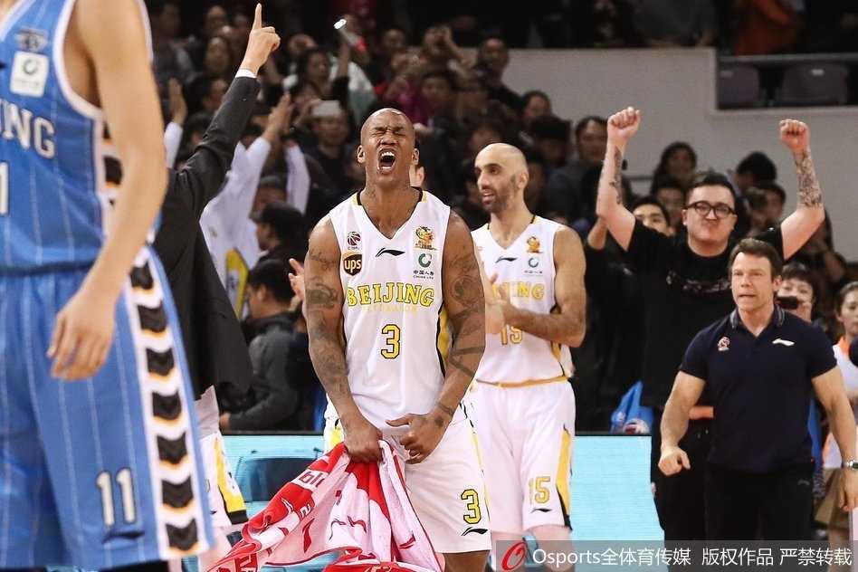 马布里运球组织进攻眼神专注，面对旧主他毫无保留，每一次拍球都仿佛在击打岁月的鼓点。