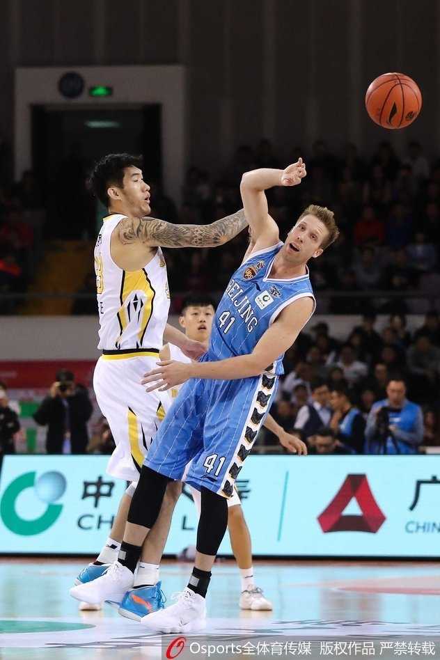 方硕外线三分出手手起刀落，皮球空心入网，这一球让北京队看到了逆转比分的希望。