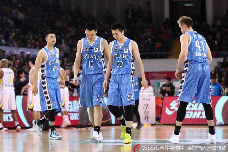 马布里赛后深情拥抱昔日队友，脸上带着释然的微笑，这一刻胜负已分，唯有情义长存。