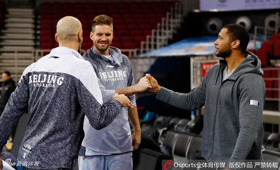 北控队友们围在马布里身边认真聆听战术部署，老马用手势比划着跑位路线，这一刻他是场上绝对的领袖和指挥官。