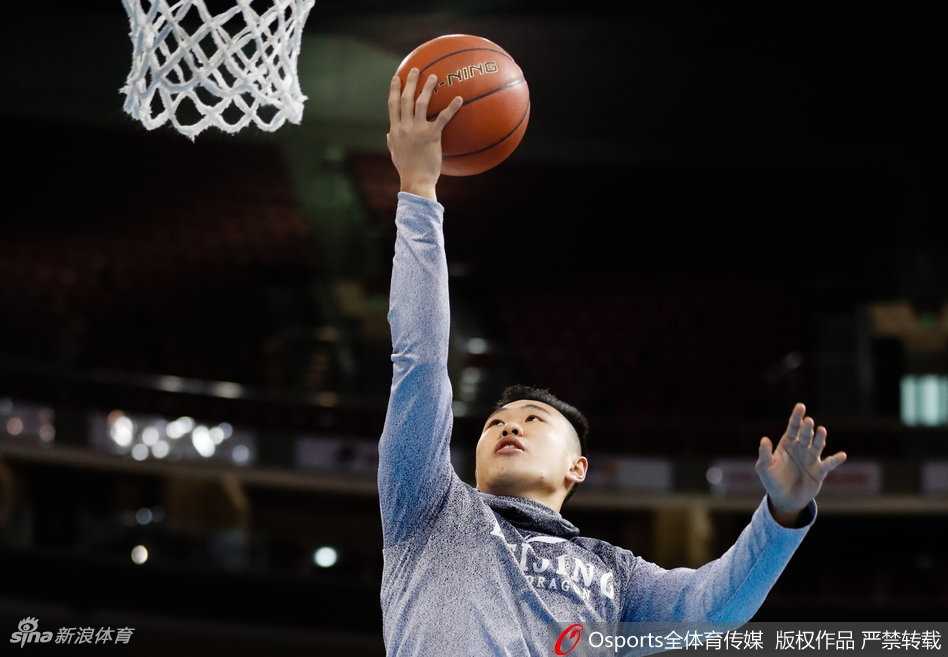 训练间隙，马布里双手撑膝稍作喘息，汗水已浸湿他的衣领，但他目光低垂凝视地板，仿佛在透过倒影回忆往昔的决战时刻。