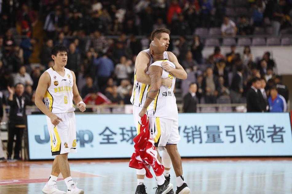 裁判的手势坚决而果断，在他身旁，阿巴斯表情无奈地高高举起手臂示意，犯规的阴影开始笼罩北控队，为这场鏖战增添了更多的不确定性。