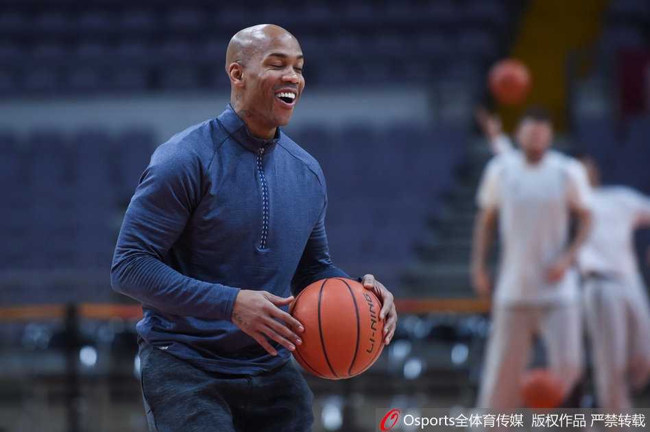 阿巴斯独自进行着最后的放松练习，他的背影坚毅而沉稳，这位来自约旦的悍将已经做好准备，将在晚上的比赛中全力协助马布里对抗强大的广东内线。