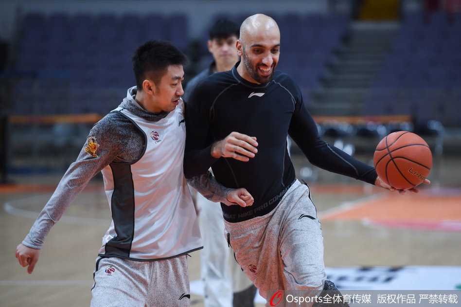 特写镜头下，马布里咬紧牙关拉伸韧带，额头上渗出细密的汗珠，眼神中透露出对这场宿敌对决的无比专注与渴望。