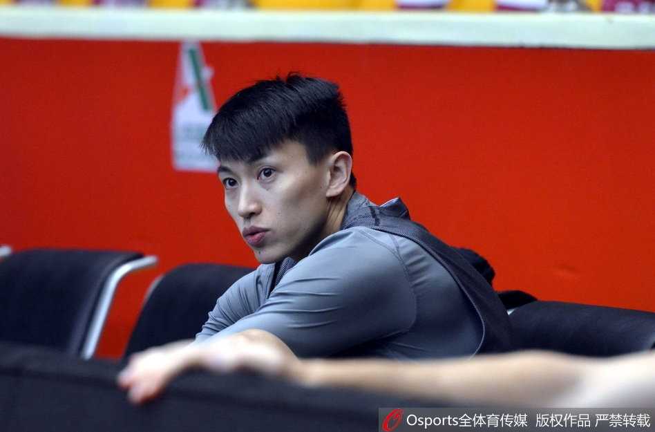 训练间隙，翟晓川与队友刘晓宇击掌交流，两人神情专注，似乎在探讨针对山东队的防守策略。