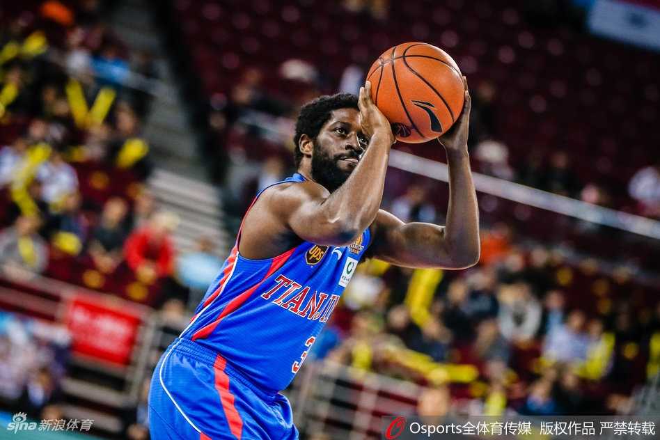 方硕在外线果断出手三分，皮球在空中划出一道优美的弧线，对手封盖为时已晚。