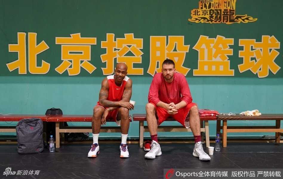 马布里在训练馆中圈持球组织，他的眼神越过防守者望向远方，仿佛已经看到了新赛季奥体中心的聚光灯，身侧是正在积极跑位的北控队友。