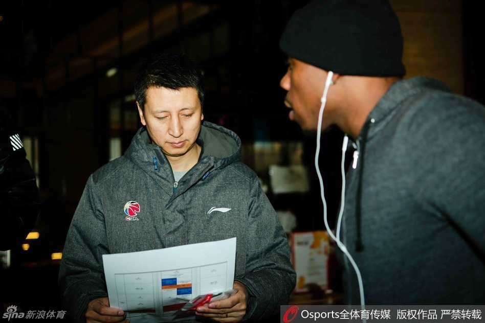 周琦被记者团团围住，面对一连串跳跃的提问，他时而无奈挠头，时而露出标志性的憨笑，展现了赛场之外的真实一面。