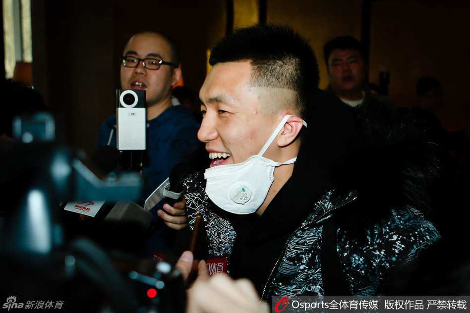 戴着口罩的郭艾伦刚踏进酒店大堂，那双标志性的笑眼立刻被记者们捕捉，仿佛在说：这波人气，藏都藏不住。