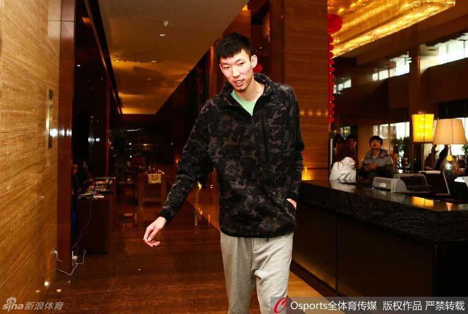 弗雷戴特露出他那标志性的温暖微笑，一旁的亚布塞莱则像个大男孩，对着镜头调皮地比划着手势，气氛融洽又轻快。