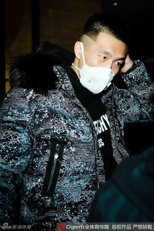 郭士强与哈德森并肩而行，两人神情专注，仿佛还在复盘着常规赛的战术，全明星的轻松暂时还未能冲淡他们眼中的胜负欲。