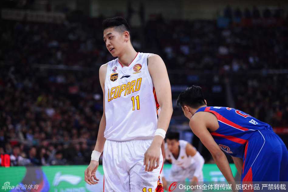 八一队付豪在篮下展现出扎实的基本功，他背身扛住防守球员，在肌肉丛林中强硬勾手命中，展现八一双星的内线统治力。