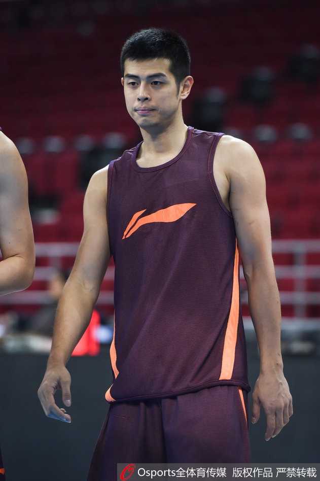 训练场边，刘晓宇低头调整着球鞋，这个简单的动作背后是克服了漫长伤病期后重返赛场的坚定步伐