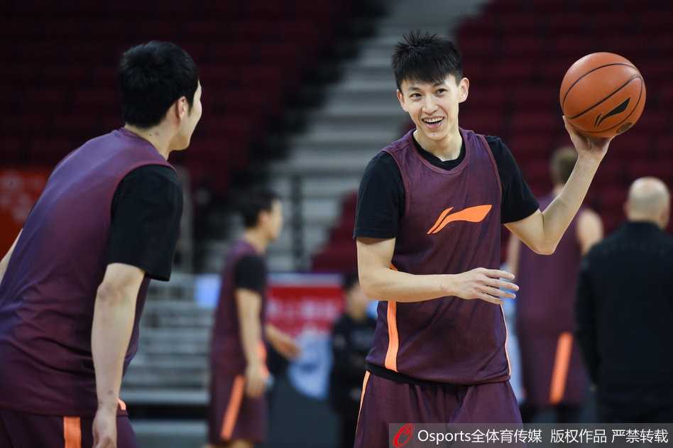 在灯光聚焦的赛前训练场上，伤愈归队的刘晓宇神情专注，眼神中透露出对赛场无尽的渴望与回归后的坚毅