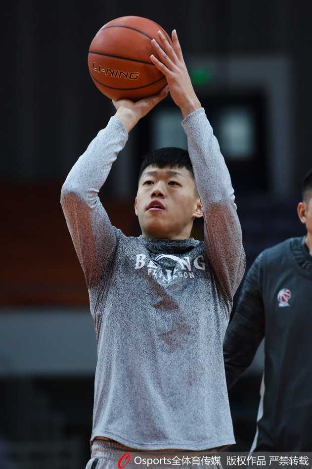 训练结束后的放松时刻，马布里独自拉伸，他的背影在空旷的球馆灯光下拉得很长。地板上倒映着他的影子，就像他的职业生涯倒影在这片球场上，充满了故事感与岁月的沉淀。