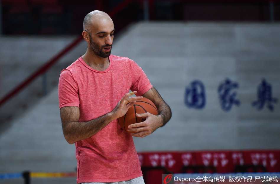 全队训练结束，球员们围成一圈，马布里站在圈中振臂高呼。所有人的手紧紧叠在一起，仿佛一团燃烧的火焰。在这一刻，个人英雄主义融入了团队，北控男篮真正成为了一体，他们正准备为了季后赛的梦想放手一搏。