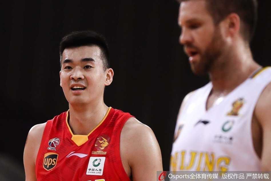 萨林杰利用身体优势在篮下强硬背打，身后的防守球员被他死死卡住，只能望球兴叹