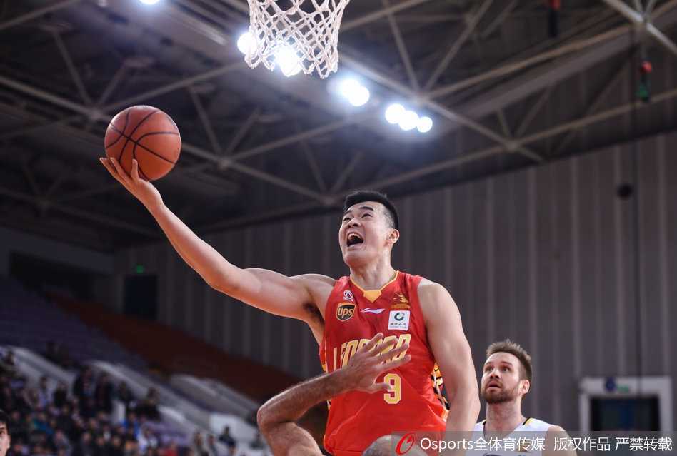 终场哨响，马布里脸上写满了不甘与无奈，抬头望向大屏幕上的比分，这一刻的落寞与之前的拼劲形成鲜明对比