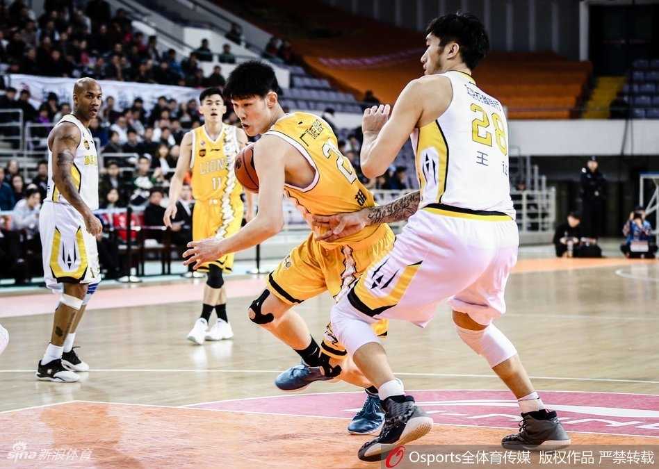 北控核心马布里运球疾驰，眼神坚毅，他的突破分球撕开了广厦防线，此役他砍下赛季新高的24分，梦回巅峰。