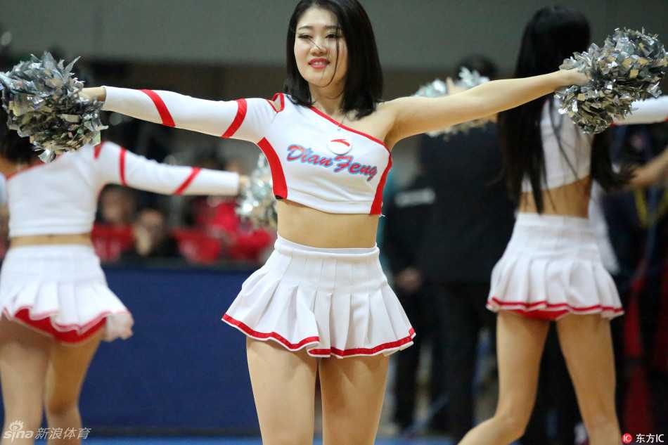 北京首钢篮球馆内灯光璀璨，啦啦队宝贝们随着动感音乐跃动起舞，瞬间点燃全场热情